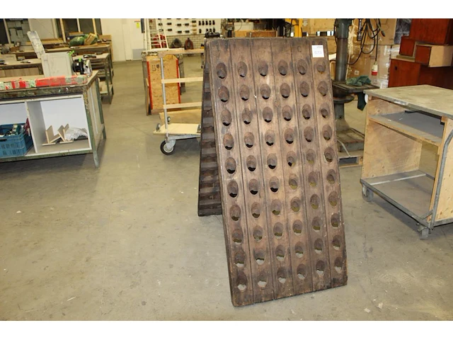 Houten pupitre (champagnerek) met 120 posities. - afbeelding 1 van  2