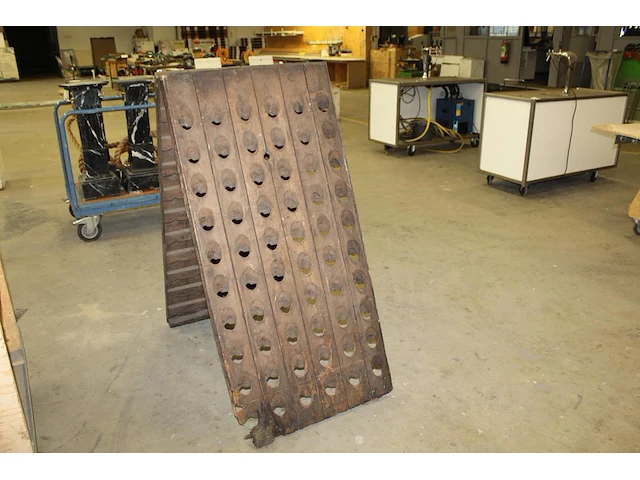 Houten pupitre (champagnerek) met 120 posities. - afbeelding 2 van  2