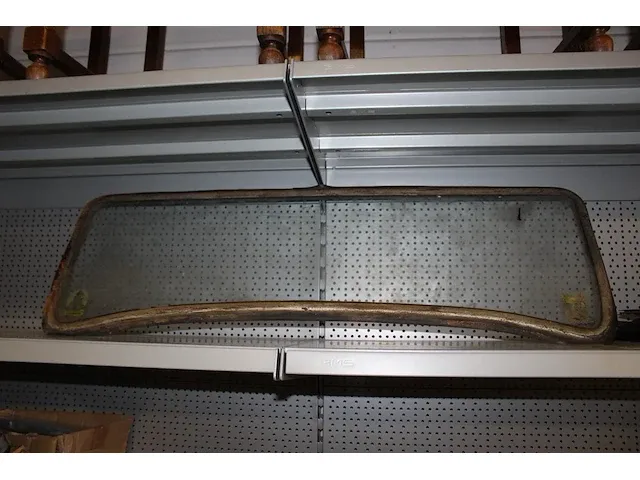 Houten raamstrips, dashboard, voorruit, deurpanelen en metalen glasstrips en diverse onderdelen in krat en ... - afbeelding 2 van  13