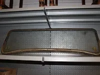 Houten raamstrips, dashboard, voorruit, deurpanelen en metalen glasstrips en diverse onderdelen in krat en ... - afbeelding 2 van  13
