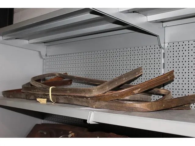 Houten raamstrips, dashboard, voorruit, deurpanelen en metalen glasstrips en diverse onderdelen in krat en ... - afbeelding 7 van  13