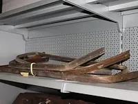 Houten raamstrips, dashboard, voorruit, deurpanelen en metalen glasstrips en diverse onderdelen in krat en ... - afbeelding 7 van  13