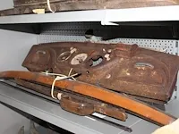 Houten raamstrips, dashboard, voorruit, deurpanelen en metalen glasstrips en diverse onderdelen in krat en ... - afbeelding 10 van  13