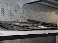 Houten raamstrips, dashboard, voorruit, deurpanelen en metalen glasstrips en diverse onderdelen in krat en ... - afbeelding 11 van  13