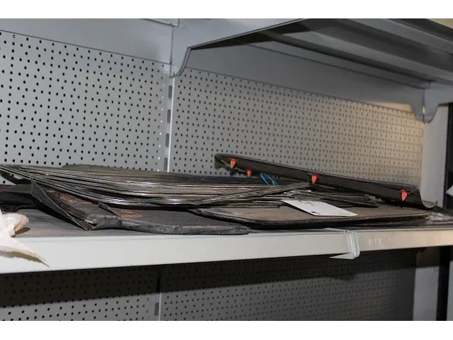 Houten raamstrips, dashboard, voorruit, deurpanelen en metalen glasstrips en diverse onderdelen in krat en ... - afbeelding 12 van  13