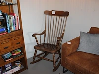 Houten schommelstoel. - afbeelding 1 van  2
