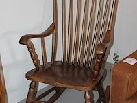 Houten schommelstoel. - afbeelding 2 van  2