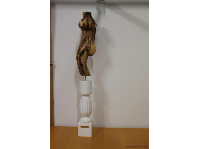 Houten sculptuur van een vrouwelijke torso op decoratieve sokkel - afbeelding 1 van  7