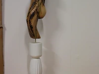 Houten sculptuur van een vrouwelijke torso op decoratieve sokkel - afbeelding 1 van  7