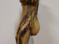 Houten sculptuur van een vrouwelijke torso op decoratieve sokkel - afbeelding 2 van  7