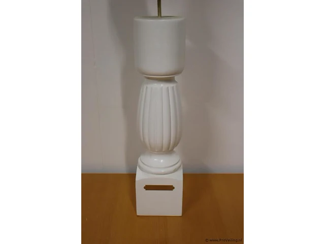 Houten sculptuur van een vrouwelijke torso op decoratieve sokkel - afbeelding 3 van  7