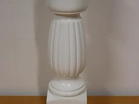Houten sculptuur van een vrouwelijke torso op decoratieve sokkel - afbeelding 3 van  7