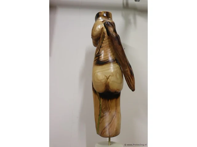 Houten sculptuur van een vrouwelijke torso op decoratieve sokkel - afbeelding 4 van  7