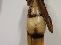 Houten sculptuur van een vrouwelijke torso op decoratieve sokkel - afbeelding 4 van  7
