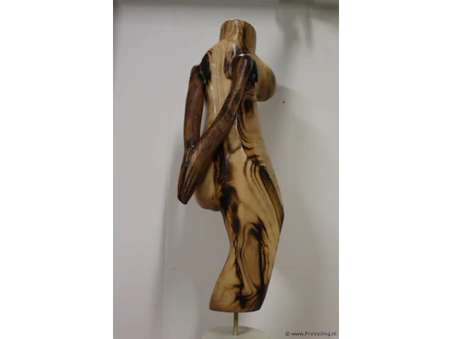 Houten sculptuur van een vrouwelijke torso op decoratieve sokkel - afbeelding 5 van  7