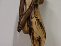 Houten sculptuur van een vrouwelijke torso op decoratieve sokkel - afbeelding 5 van  7
