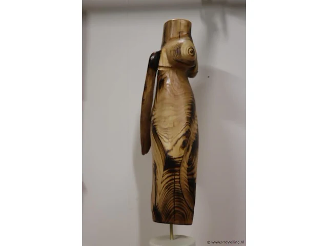 Houten sculptuur van een vrouwelijke torso op decoratieve sokkel - afbeelding 6 van  7