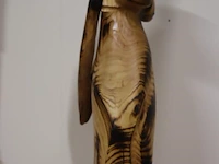 Houten sculptuur van een vrouwelijke torso op decoratieve sokkel - afbeelding 6 van  7