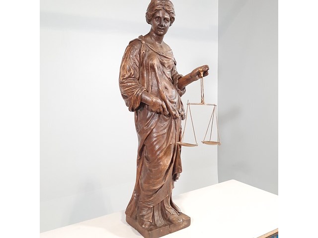 Houten sculptuur, vrouwe justitie - afbeelding 6 van  10