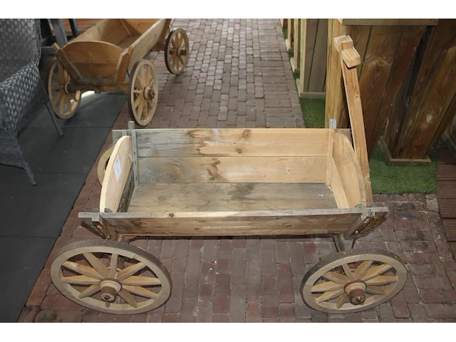Houten show bolderkar met karwielen en bakafmeting 50 x 87 cm. - afbeelding 1 van  4