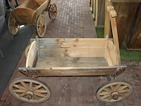 Houten show bolderkar met karwielen en bakafmeting 50 x 87 cm.