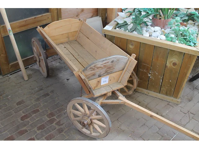 Houten show bolderkar met karwielen en bakafmeting 50 x 87cm. - afbeelding 1 van  2