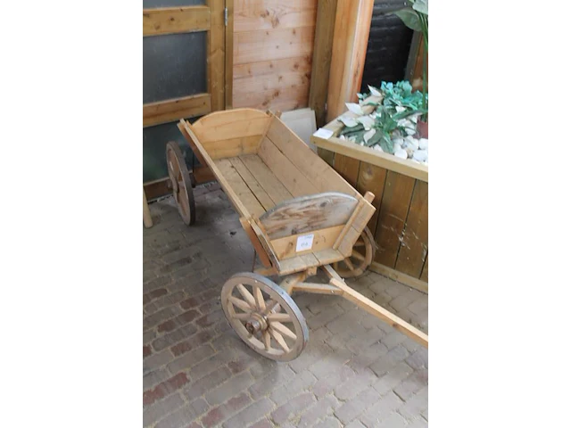 Houten show bolderkar met karwielen en bakafmeting 50 x 87cm. - afbeelding 2 van  2