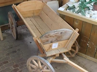 Houten show bolderkar met karwielen en bakafmeting 50 x 87cm. - afbeelding 2 van  2