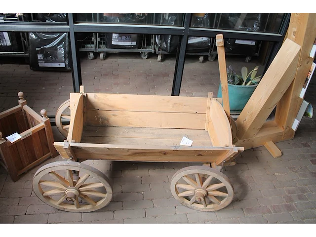 Houten show bolderkar met karwielen en bakafmeting 50 x 87cm. - afbeelding 1 van  2