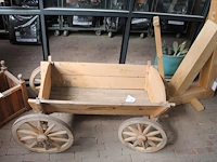 Houten show bolderkar met karwielen en bakafmeting 50 x 87cm. - afbeelding 1 van  2