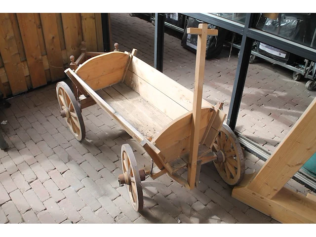 Houten show bolderkar met karwielen en bakafmeting 50 x 87cm. - afbeelding 2 van  2