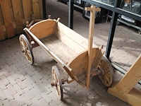 Houten show bolderkar met karwielen en bakafmeting 50 x 87cm. - afbeelding 2 van  2