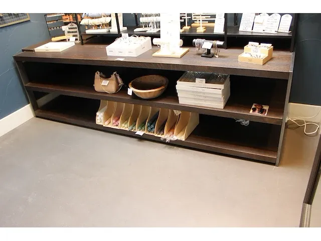 Houten showtafel met onderplateau. afmeting 265 x 75 x 75 cm. - afbeelding 1 van  2