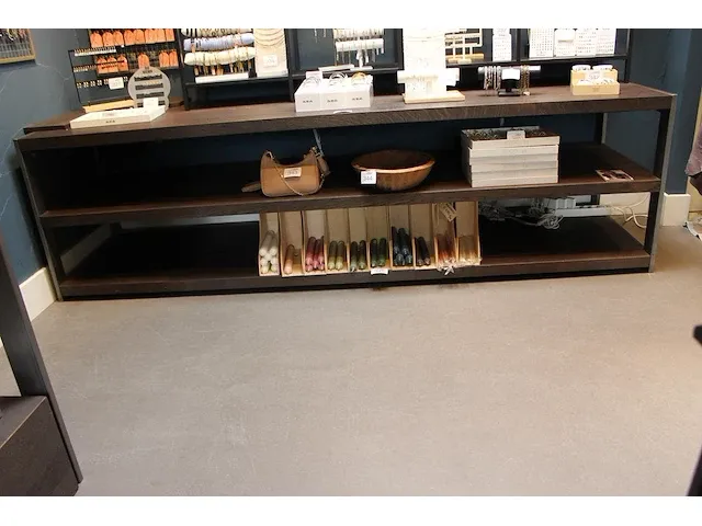 Houten showtafel met onderplateau. afmeting 265 x 75 x 75 cm. - afbeelding 2 van  2