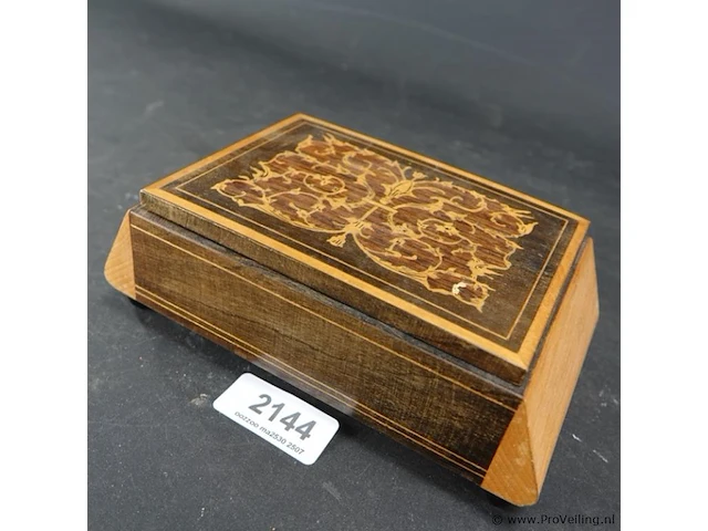 Houten sigarettenkistje met interieur - afbeelding 1 van  5
