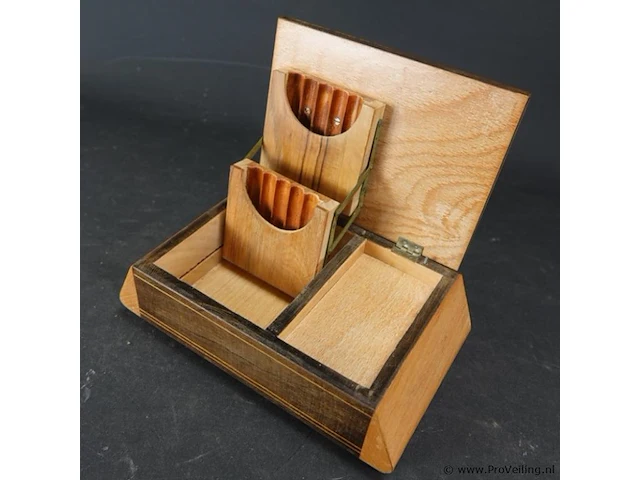 Houten sigarettenkistje met interieur - afbeelding 2 van  5