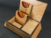 Houten sigarettenkistje met interieur - afbeelding 2 van  5