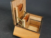 Houten sigarettenkistje met interieur - afbeelding 3 van  5