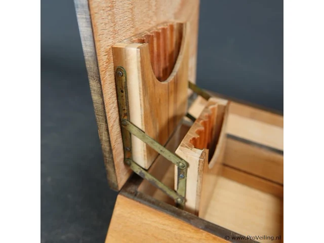 Houten sigarettenkistje met interieur - afbeelding 4 van  5