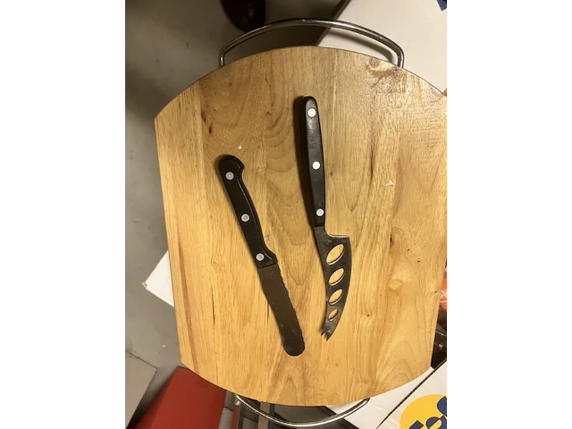 Houten snijplank met 2 mesjes - afbeelding 1 van  3