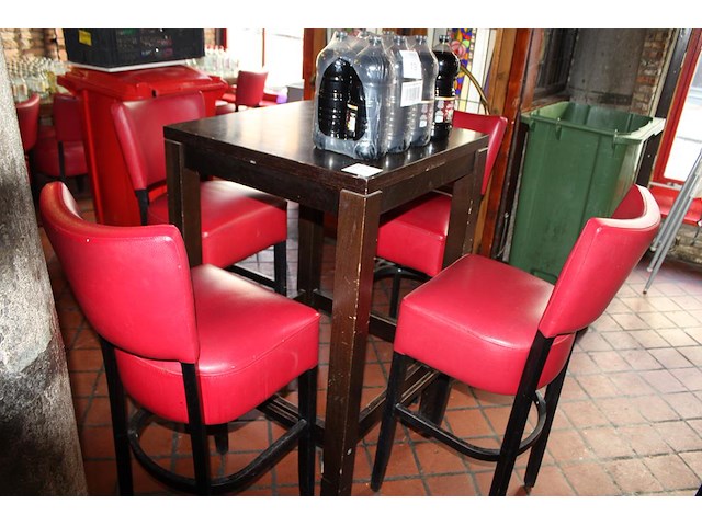 Houten statafel met 4 barkrukken met kunstlederen bekleding. afmeting tafel 70 x 70 x 110 cm. - afbeelding 1 van  2