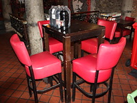 Houten statafel met 4 barkrukken met kunstlederen bekleding. afmeting tafel 70 x 70 x 110 cm. - afbeelding 2 van  2