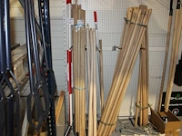Houten stelen in diverse uitvoeringen. ca. 75 stuks. - afbeelding 1 van  3