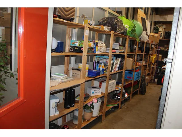 Houten stelling met. afmeting ca. 650 x 34 x 170 cm. ophalen na 13:00. - afbeelding 1 van  3