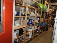 Houten stelling met. afmeting ca. 650 x 34 x 170 cm. ophalen na 13:00. - afbeelding 1 van  3