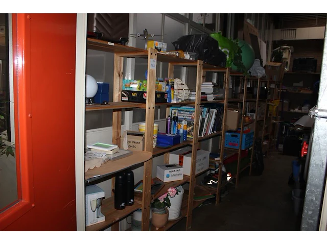 Houten stelling met. afmeting ca. 650 x 34 x 170 cm. ophalen na 13:00. - afbeelding 2 van  3