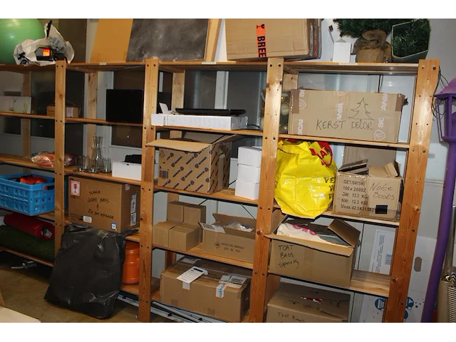 Houten stelling met. afmeting ca. 650 x 34 x 170 cm. ophalen na 13:00. - afbeelding 3 van  3