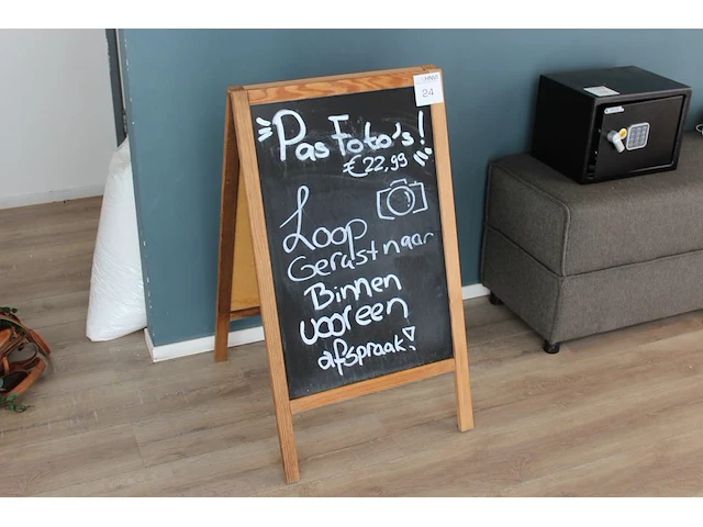 Houten stoepbord met hoogte 85 cm. - afbeelding 1 van  2