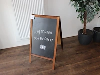 Houten stoepbord met hoogte 85 cm. - afbeelding 1 van  2