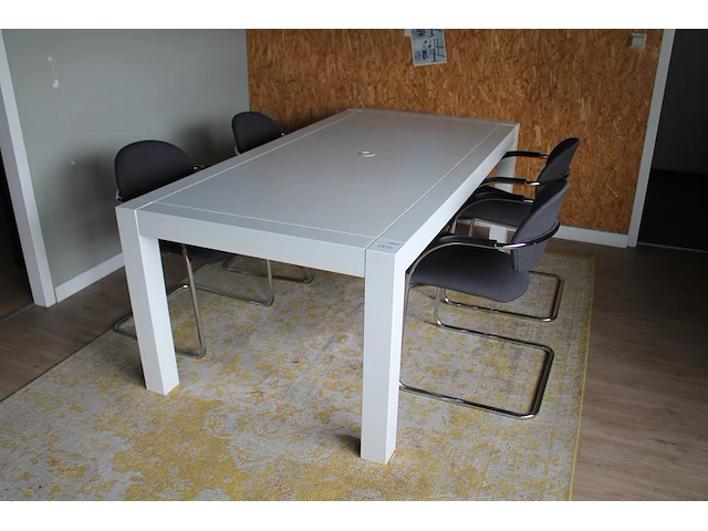 Houten tafel met vier gestoffeerde buisstalen kantoorstoelen. afmeting 200 x 100 x 75 cm. let op! staat op ... - afbeelding 1 van  2